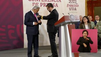 Video | AMLO recibe alas y se convierte en 'primer piloto' de Mexicana de Aviación