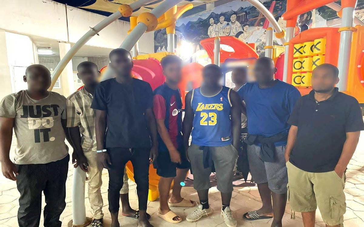 Abandonadas dentro de un autobús encontraron a 137 personas de origen africano en Veracruz Abandonadas dentro de un autobús encontraron a 137 personas de origen africano en Veracruz