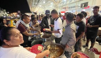 Comedera comunitaria ayuujk regala comida a migrantes que llegan a Oaxaca