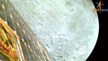Misión espacial india envía sus primeras imágenes de la Luna | Video