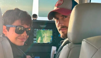 Video | Padre e hijo mueren en accidente aéreo; el niño piloteaba y él bebía cerveza