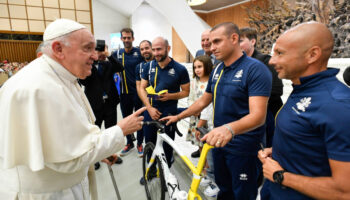 Papa Francisco firma bicicleta del equipo Atheltica Vaticana para subasta benéfica | Tuit
