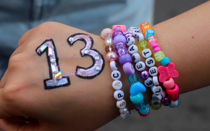 ¿Cómo surgió la tradición de intercambiar pulseras en los conciertos de Taylor Swift?