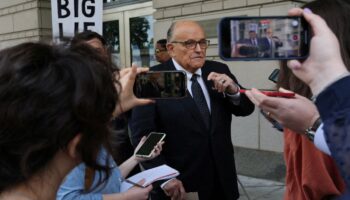 Rudy Giuliani, imputado junto a Trump, se entrega a las autoridades de Georgia