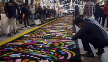 Tlaxcala: Coloridos tapetes de aserrín de hasta 100 metros adornan las calles