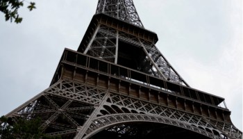 Evacúan la Torre Eiffel y alrededores por alerta de bomba