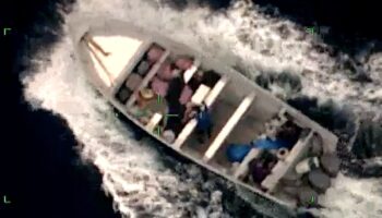 Video | Caen traficantes de cocaína en acelerada persecución marítima