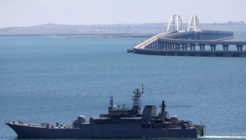 Ucrania ataca petrolero ruso cerca del puente de Crimea