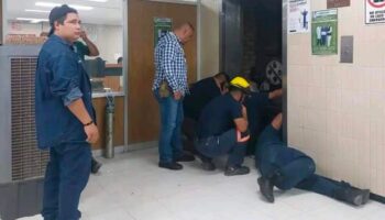 Ahora falla elevador del IMSS en Monclova y quedan atrapadas 7 personas