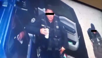 Captan a policías tomando cerveza cuando estaban en servicio | Video