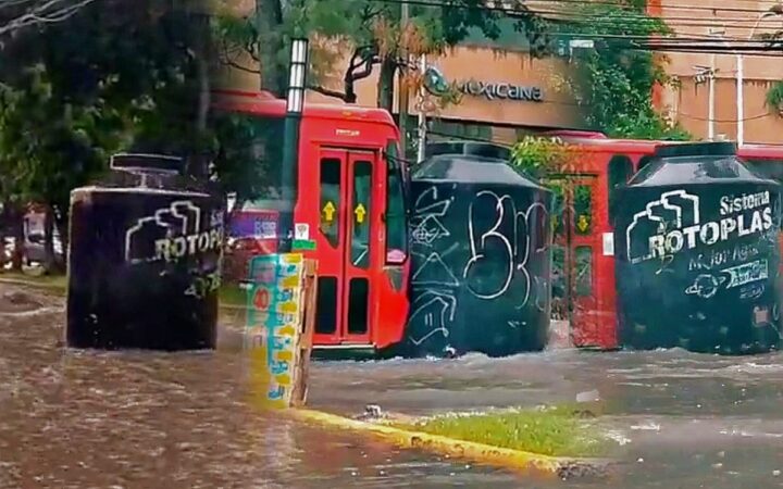 Videos | Captan a tinaco gigante 'circulando' en sentido contrario tras fuertes lluvias en Guadalajara