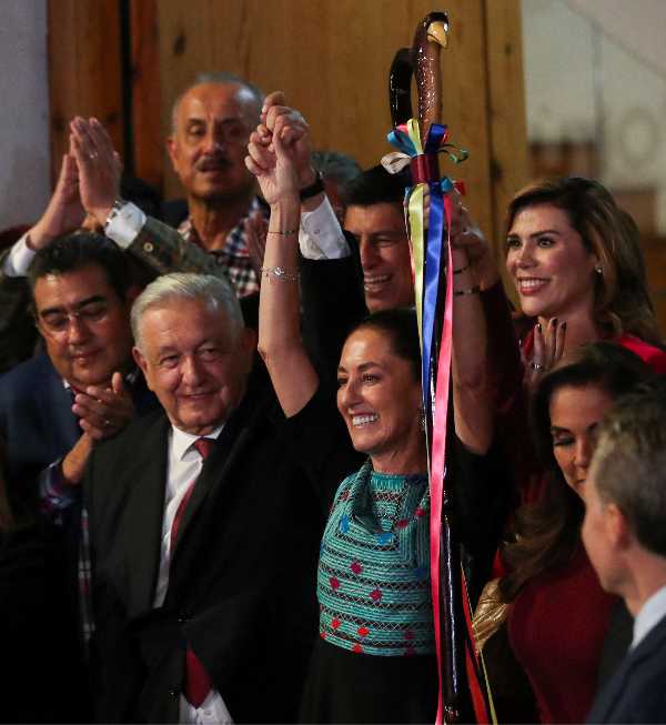 AMLO Entrega ‘bastón De Mando’ A Sheinbaum En Un Restaurante ...