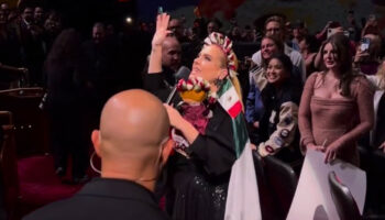 Adele enamora a mexicanos con 'Lele' en mano y abrazando bandera mexicana | Videos