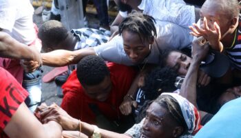 Avalancha de migrantes por 'portazo' en estación migratoria de Tapachula, Chiapas | Video