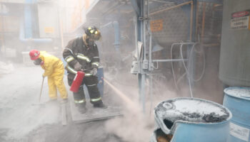Explosión en fábrica de químicos provoca nube tóxica en Azcapotzalco