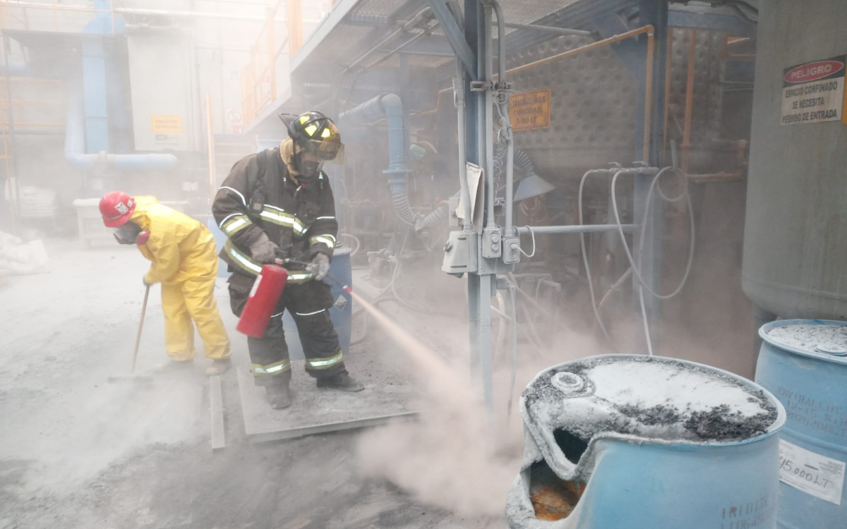 Explosión en fábrica de químicos provoca nube tóxica en Azcapotzalco Explosión en fábrica de químicos provoca nube tóxica en Azcapotzalco