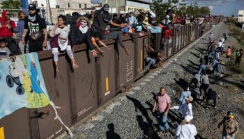 Ferromex y Migración acuerdan acciones para evitar que migrantes aborden trenes