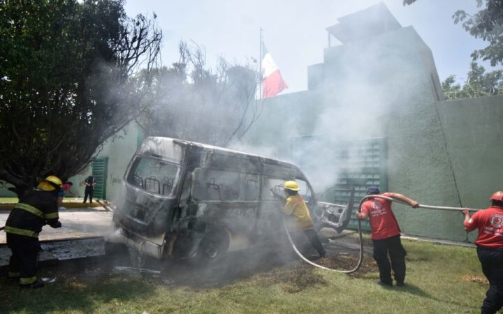 Militares reprimen con gases protesta de padres de los 43 desaparecidos de Ayotzinapa Militares reprimen con gases protesta de padres de los 43 desaparecidos de Ayotzinapa