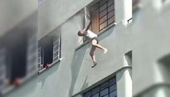 Video | Hombre cae del tercer piso tras incendio en su departamento en CDMX