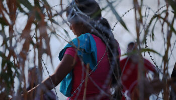 Migrantes son violadas en frontera de México mientras esperan entrar a EU