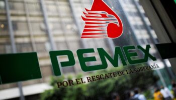 Producción de crudo de Pemex sigue cayendo a mínimos en décadas