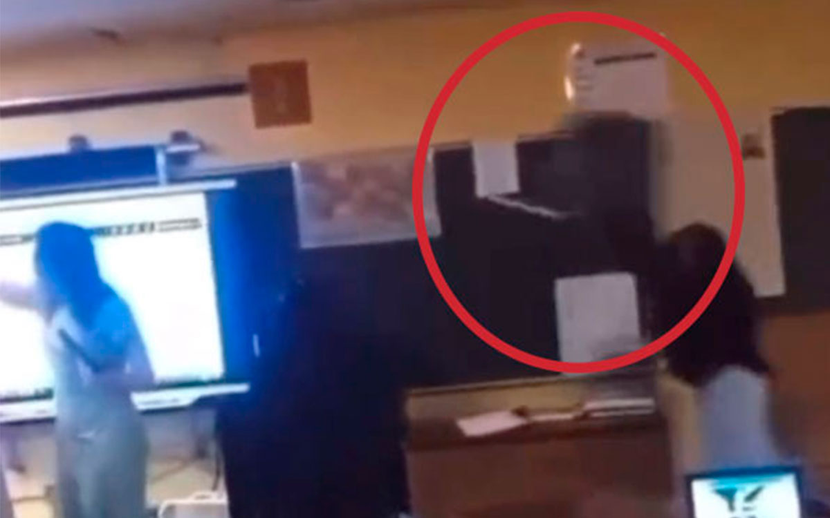 Estudiante arroja silla a maestra y la deja inconsciente | Video