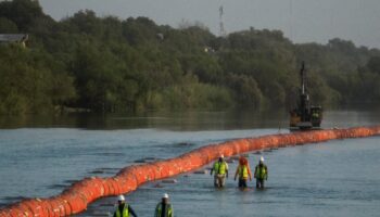 Texas sufre revés legal en su defensa de la barrera de boyas
