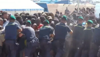 Caos en Lampedusa: Llegan más de 6 mil migrantes a la isla | Videos
