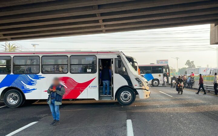Bloquean autopista México-Pachuca; Transportistas exigen seguridad Bloquean autopista México-Pachuca; Transportistas exigen seguridad