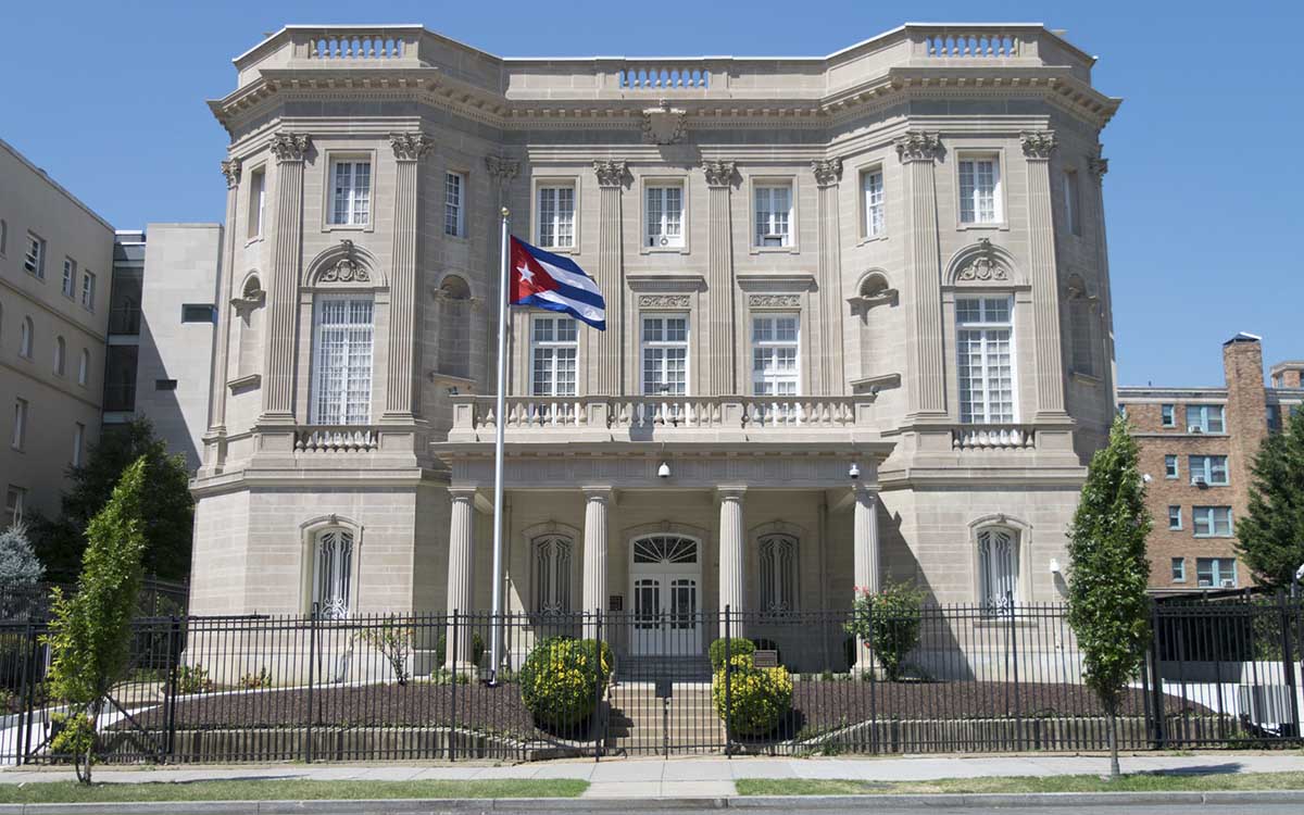 The Cuban Embassy in Washington was attacked with Molotov cocktails;  Mexico condemns