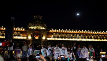 Videos y fotos | Madres y padres de Ayotzinapa marchan a 9 años de la desaparición de los 43 normalistas