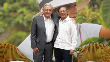 López Obrador y Petro se reúnen por primera vez; hablan de drogas y paz