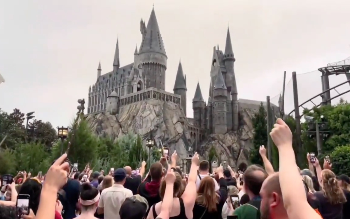 Video | ¡Varitas al cielo! Así despidieron a Dumbledore en parque temático de Harry Potter Video | ¡Varitas al cielo! Así despidieron a Dumbledore en parque temático de Harry Potter