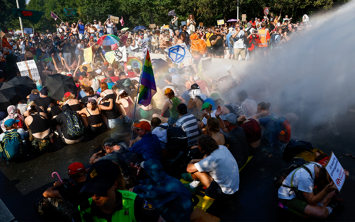 Dutch police arrest 2,400 climate activists