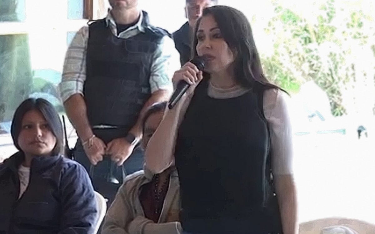 Ecuadorian presidential candidate wears bulletproof vest during election campaign amid threats