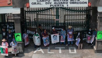 Madres y padres de Ayotzinapa instalan plantón afuera del Campo Militar 1