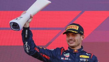 F1: Verstappen arrasa en Japón y 'Checo' se retira en la vuelta 15