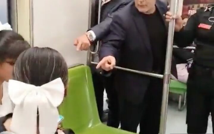 Multan a jóvenes que se habrían quedado dormidas en Metro