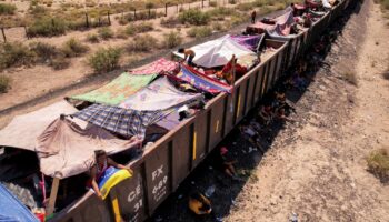 Cientos de migrantes quedan varados en México a kilómetros de frontera con EU