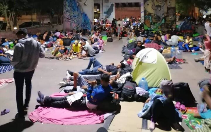 Hay miles de migrantes varados en Irapuato debido a suspensión de trenes Hay miles de migrantes varados en Irapuato debido a suspensión de trenes