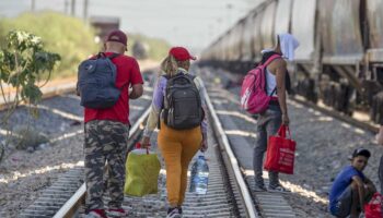 Paro de trenes deja a cientos de migrantes varados en Nuevo León