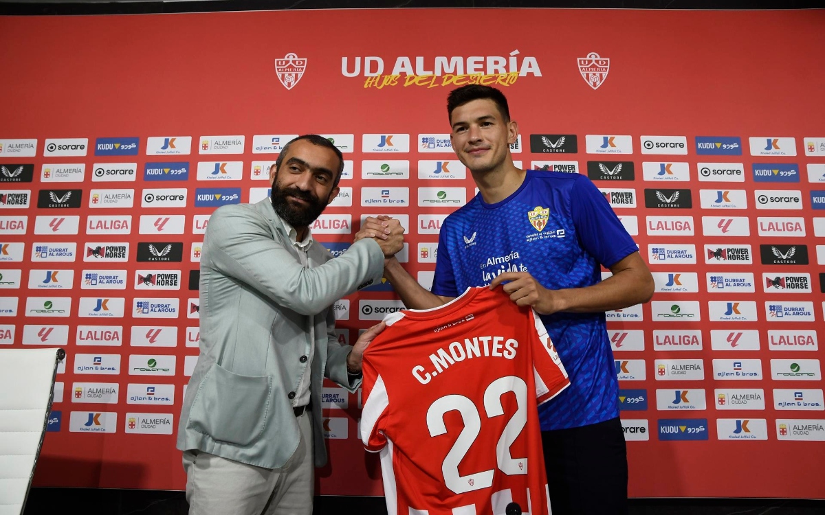 César Montes durante su presentación en el U.D Almería