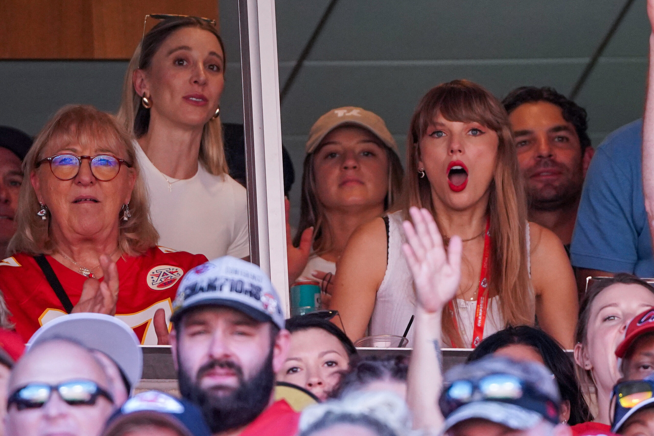 The Playoffs » Vendas de camisetas de Travis Kelce sobem quase 400% com  presença de Taylor Swift no Arrowhead » The Playoffs