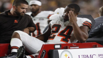 NFL: Confirman Browns grave lesión de Nick Chubb, fuera toda la temporada | Video