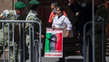 Padres de los 43 estudiantes de Ayotzinapa exigen a AMLO que no encubra al Ejército