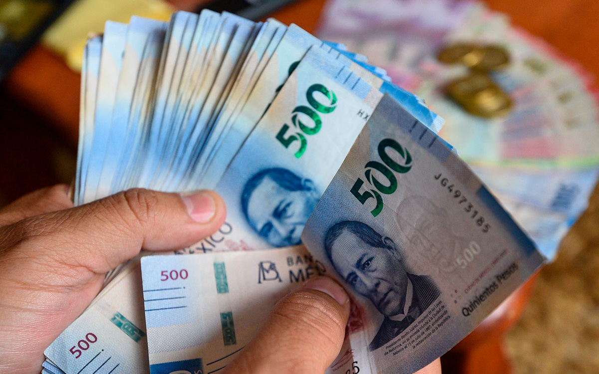 Peso mexicano toca nivel más débil en tres semanas