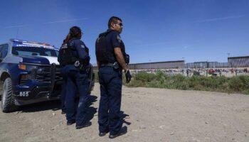 Cd. Juárez: Policías 'espantan' a migrantes en zona fronteriza mientras pobladores muestran solidaridad