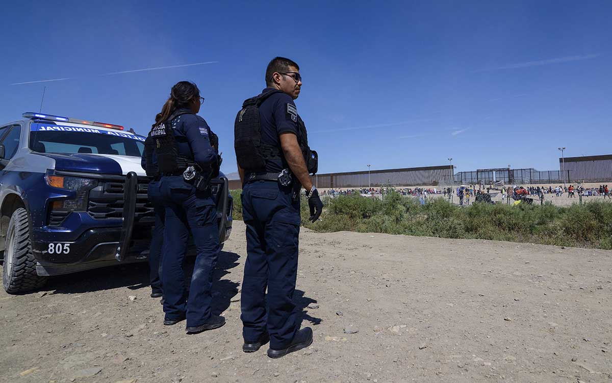 Cd. Juárez: Policías ‘espantan’ a migrantes en zona fronteriza mientras pobladores muestran solidaridad