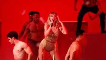 Taylor Swift muestra su primer beso público con Travis Kelce