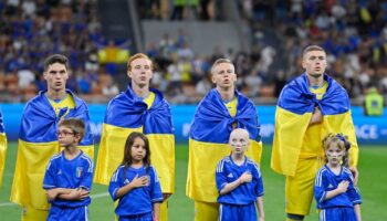 UEFA multa a Federación de Ucrania por comportamiento racista de sus aficionados